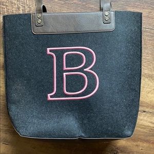 Felt toe with large pink “B”